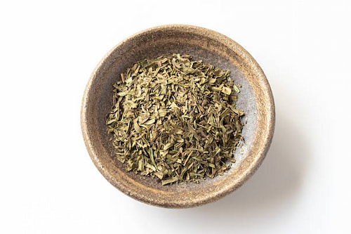 ترخون خشک دست‌ چین شده با برگ‌ های یکنواخت